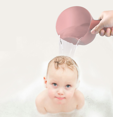 Tazza di risciacquo per shampoo da bagno portatile in plastica con manico per lavaggio dei capelli del bambino