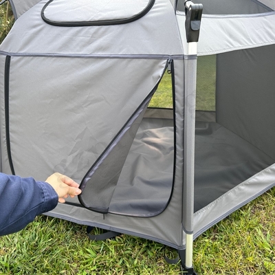 Grande e spaziosa tenda da gioco arancione pop-up. Box per bambini pop-up ignifugo